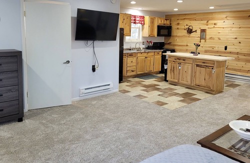 Fontanet Apartment | The Getaway 2 Hot tub, Full Kitchen, Sleeps 8