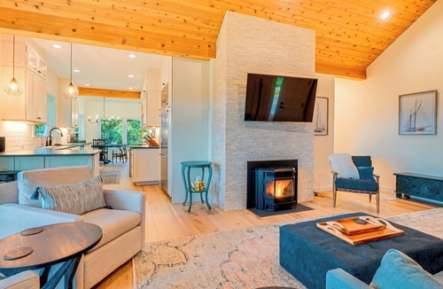 Gold Beach House | The Getaway Gem, SPA, sleeps 8