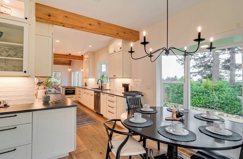 Gold Beach House | The Getaway Gem, SPA, sleeps 8