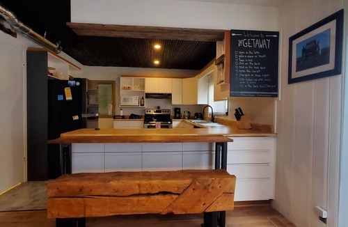 Trent Lakes House | The Getaway Greens Lake 4 BR/Hot tub/Beach/Sunsets