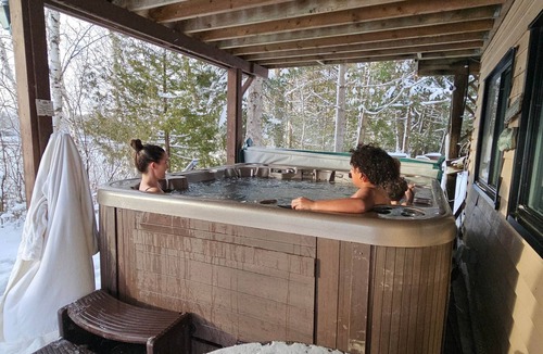 Trent Lakes House | The Getaway Greens Lake 4 BR/Hot tub/Beach/Sunsets
