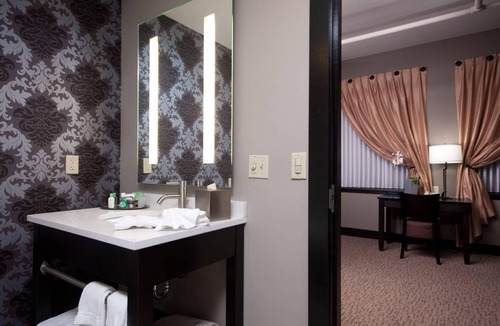 Downtown Niagara Falls Hotel | The Giacomo, an Ascend Collection Hotel