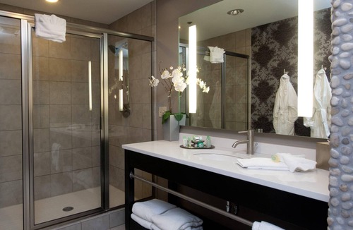 Downtown Niagara Falls Hotel | The Giacomo, an Ascend Collection Hotel