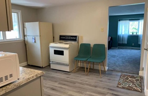 Niagara Falls Apartment | The Gianna One Bedroom UPPER, close to Falls & Casino!