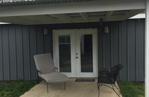 Horseshoe Lake House | “The Giggling Gecko”