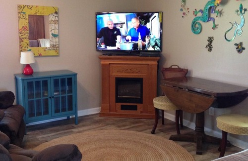 Horseshoe Lake House | “The Giggling Gecko”