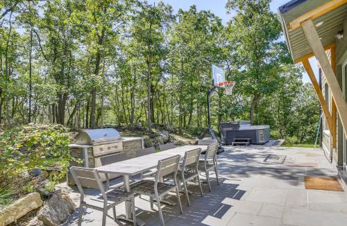 Garrison House | 'The Glabin’: Garrison Gem w/Hot Tub & Fire Pit