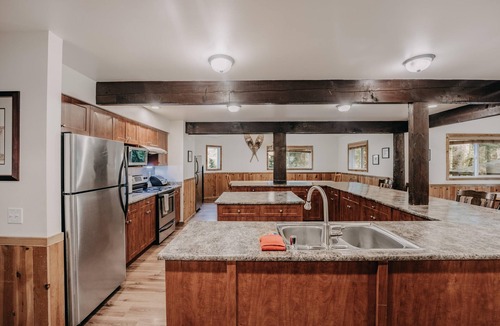 Glacier Cabin | The Glacier Lodge - Perfect for Large Groups!