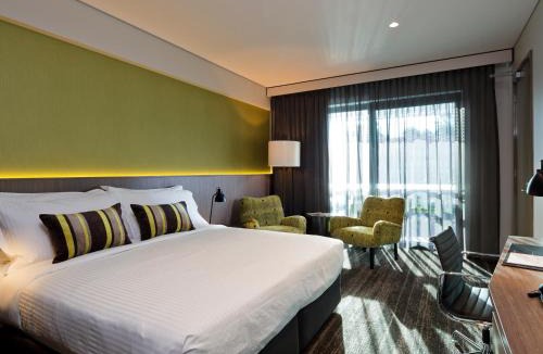 Eight Mile Plains Hotel | The Glen Hotel and Suites