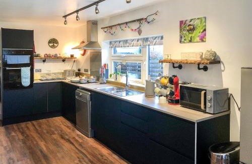 Five Oak Green House | The Goat Shed