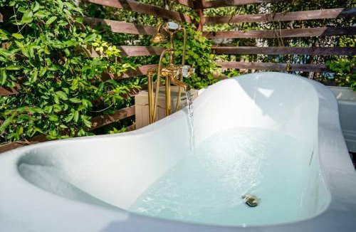Grass Valley House | The Gold heart of Grass Valley w outdoor bathtub