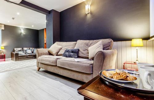 Mauchline House | The Golden Crown