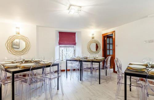 Mauchline House | The Golden Crown