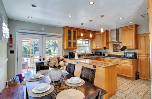 Del Aire House | The Golden Haven Retreat