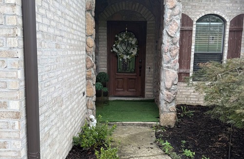 Jonesboro House | The Golden Hideaway