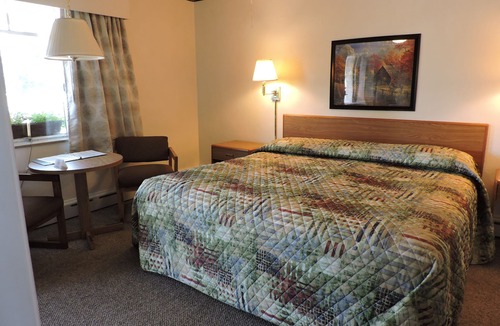 New Paris Hotel | The Golden Inn
