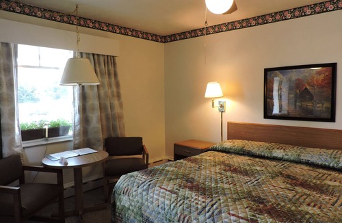 New Paris Hotel | The Golden Inn