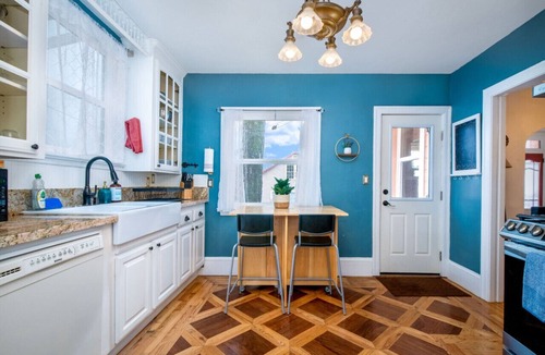 Grass Valley House | The Golden Parlor- Historic Victorian, Hot Tub