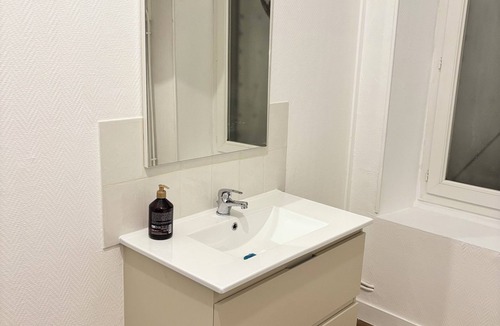 Malesherbes Apartment | The Golden Room - Suite with Jacuzzi