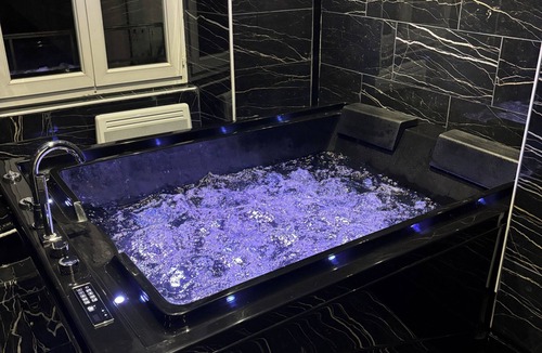 Malesherbes Apartment | The Golden Room - Suite with Jacuzzi