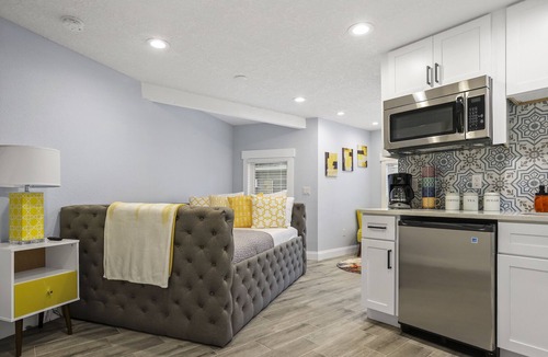 Wadeview Park Apartment | THE GOLDEN SODO STUDIO!!