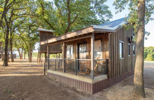 Elm Mott Ski Chalet | The Goldfinch Cabin 15 MIN to Magnolia Baylor