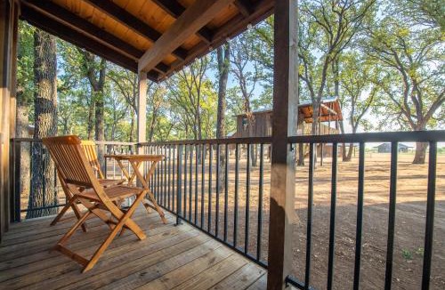 Elm Mott Ski Chalet | The Goldfinch Cabin 15 MIN to Magnolia Baylor
