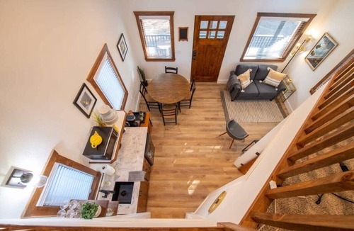 Elm Mott Ski Chalet | The Goldfinch Cabin (15 MIN to Magnolia & Baylor)