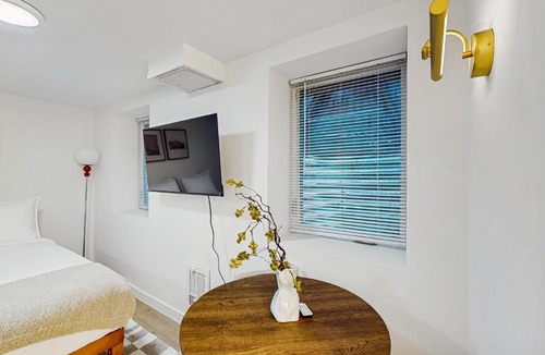 Lower Queen Anne Hotel | The Gordon Getaway