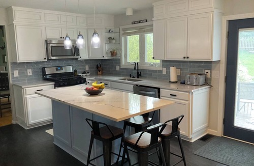 South Hill House | The "Gorges" Getaway