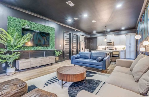 Cooper-Young Historic District Apartment | The Graffiti House @ Cooper-Young #1