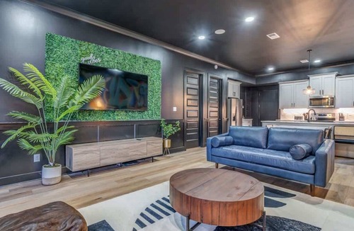 Cooper-Young Historic District Apartment | The Graffiti House @ Cooper-Young #1