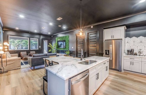 Cooper-Young Historic District Apartment | The Graffiti House @ Cooper-Young #1