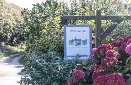 Hartland Cottage | The Granary, shared hot tub and sauna