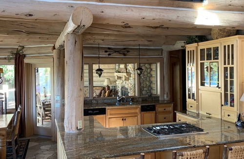 Boulder Bay House | "The Grand" Big Bear Lakefront Log Home. Breathtaking views. Fire Pit. Hot tub.