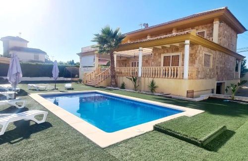 San Vicente del Raspeig Villa | The Grand Pool Chalet and BBQ
