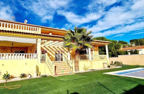 San Vicente del Raspeig Villa | The Grand Pool Chalet and BBQ