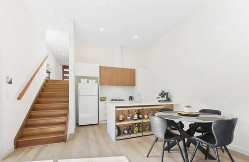 Dandenong House | The Grand Luxe Villa (Unit 3/64)