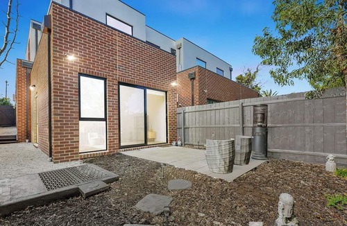 Dandenong House | The Grand Luxe Villa (Unit 3/64)