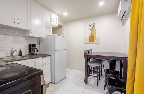 Cote-Des-Neiges—Notre-Dame-De-Grace Apartment | The Grand NDG Stay|Your Home in NDG