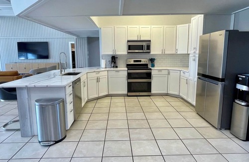 Pelican Bay House | The Grand Pelican - LakeFront W/Pool, Sport Court, Fire Pit