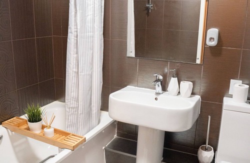 Elephant and Castle Apartment | The Grand Serenity Suite