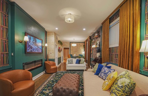 North Center Apartment | The Grand Vic: Large 5BD/3BA Home +Garagen