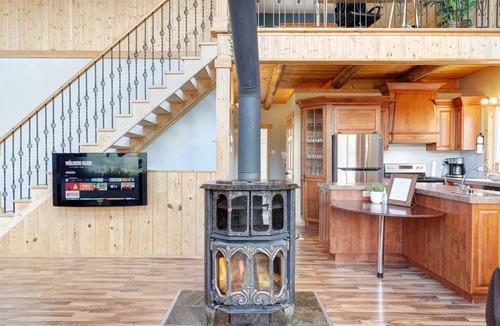Mauricie Ski Chalet | The Grandiose | Spa | Campfire | Riverside | Pool Table