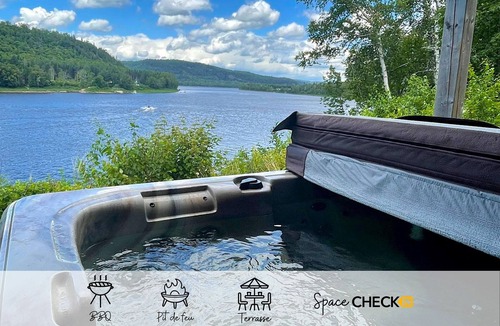 Mauricie Ski Chalet | The Grandiose | Spa | Campfire | Riverside | Pool Table