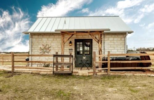 Grapetown House | The Grapetown Gasthaus TimberRose Ranch hot tub