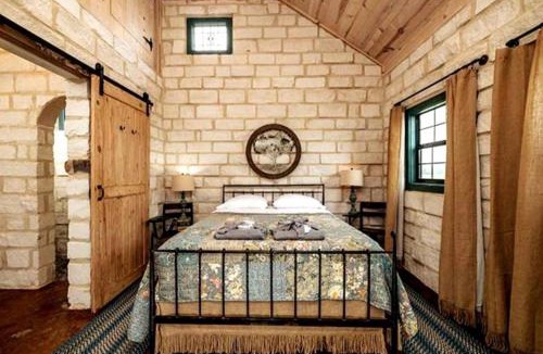 Grapetown House | The Grapetown Gasthaus TimberRose Ranch hot tub
