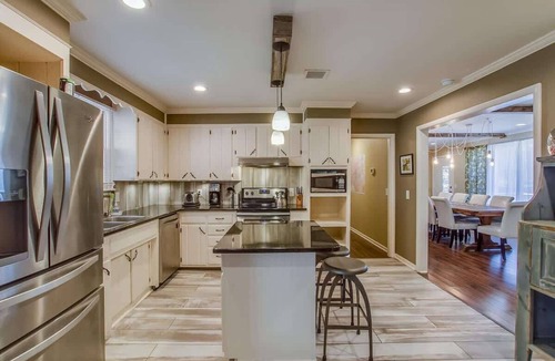 Dickerson Road House | The Graycroft - Billiards, Karaoke, and Stage!