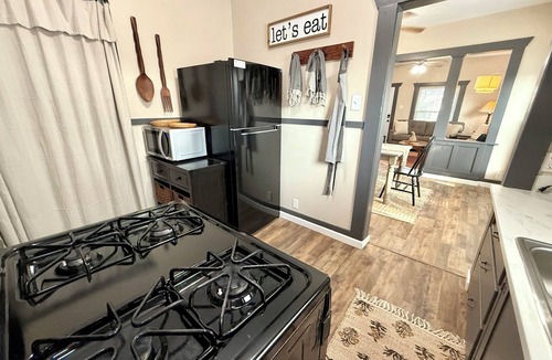 Ponca City House | The GrayStone 2 bed/1 bath house, walkable to downtown, WiFi, pets ok w/fee