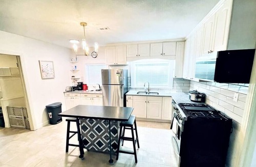 Fayetteville House | The great retreat - 1 mile from the University